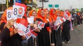 Simpatisan Partai Keadilan Sejahtera (PKS) saat menyambut kedatangan Anies Baswedan ke kantor DPP PKS, di Jalan TB Simatupang, Jakarta Selatan, Kamis (23/2/2024). [Suara.com/Alfian Winanto]