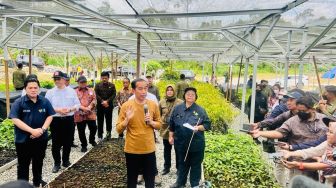 Presiden Joko Widodo atau Jokowi dan Menteri LHK Siti Nurbaya Bakar saat meninjau Persemaian Mentawir di Desa Mentawir, Kecamatan Sepaku, Kabupaten Penajam Paser Utara, Kalimantan Timur, Kamis (23/2/2023). [Foto: Rusman - Biro Pers Sekretariat Presiden]