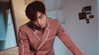 Cha Eun Woo Merendah Beri Skor 50 Poin untuk Ketampanannya, Netizen: 50/50 Maksudnya