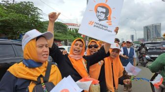 Joget-joget di Depan Kantor DPP PKS, Pasukan Emak-emak Oranye Kompak Nyanyi Yel-yel 'Anies Capres Kita'