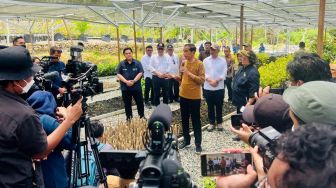 Presiden Joko Widodo atau Jokowi meninjau Persemaian Mentawir di Desa Mentawir, Kecamatan Sepaku, Kabupaten Penajam Paser Utara, Kalimantan Timur, Kamis (23/2/2023). [Foto: Rusman - Biro Pers Sekretariat Presiden]