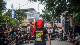 Mahasiswa dari institut Seni Budaya Indonesa (ISBI) melakukan aksi teatrikal saat penertiban bangunan liar di Jalan Cijagra, Bandung, Jawa Barat, Kamis (23/2/2023). [ANTARA FOTO/Raisan Al Farisi].