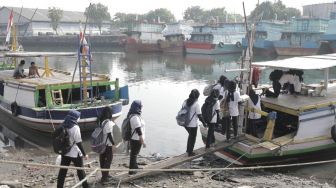 Sulitnya Perjalanan ke Gili Ketapang, Begini Perjuangan AO PNM Mekaar di Darat dan di Laut