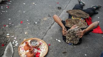 Mahasiswa dari institut Seni Budaya Indonesa (ISBI) melakukan aksi teatrikal saat penertiban bangunan liar di Jalan Cijagra, Bandung, Jawa Barat, Kamis (23/2/2023).[ANTARA FOTO/Raisan Al Farisi].