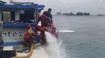 Nyaris Tenggelam Gegara Dihantam Ombak Besar, Tim SAR Evakuasi Kapal Motor di Kepuluan Seribu