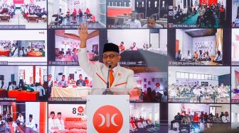 Presiden Partai Keadilan Sejahtera (PKS) Ahmad Syaikhu memberikan pernyataan saat pengumuman deklarasi Calon Presiden 2024 dari PKS di Kantor DPP PKS, Jakarta Selatan, Kamis (23/2/2024). [Suara.com/Alfian Winanto]