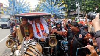 Anies Baswedan dan iring-iringan saat tiba di Kantor DPP PKS untuk Deklarasi pengumuman Calon Presiden dari partai PKS di Jakarta Selatan, Kamis (23/2/2024). [Suara.com/Alfian Winanto]