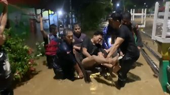 Satu Warga Kemuning Alami Cidera pada Kaki Dievakuasi saat Banjir
