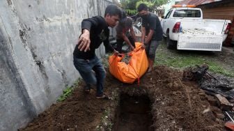 Petugas Balai Konservasi Sumber Daya Alam (BKSDA) Aceh membakar kantung berisi bangkai Harimau Sumatera (Panthera tigris sumatrae) sebelum dikuburkan di Banda Aceh, Aceh, Jumat (24/2/2024). [NTARA FOTO / Irwansyah Putra].