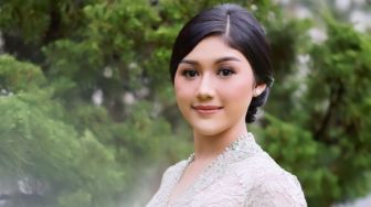 Intip Penampilan Erina Gudono Hadir di Wisuda Adik, Harga Tasnya Bikin Melongo