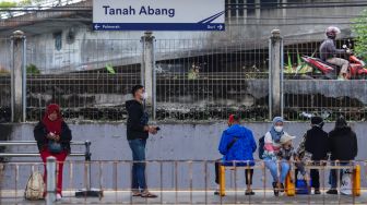 Penumpang menunggu kedatangan Kereta Api di Stasiun Tanah Abang, Jakarta Pusat, Jumat (24/2/2023). [Suara.com/Alfian Winanto]