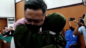 Sambil Menangis, Ibu Dan Istri Peluk Irfan Widyanto Jelang Sidang Vonis Hari Ini