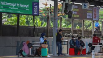 Penumpang menunggu kedatangan Kereta Api di Stasiun Tanah Abang, Jakarta Pusat, Jumat (24/2/2023). [Suara.com/Alfian Winanto]