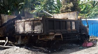 Sebuah truk milik warga hangus terbakar saat terjadi kerusuhan di Kampung Sapalek, Wamena, Jayawijaya, Papua, Jumat (24/2/23). [ANTARA FOTO/Iwan Adisaputra].