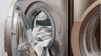 Masih Sering Diabaikan, Bersihkan Mesin Cuci 2 Tabung dengan 4 Langkah Ini!