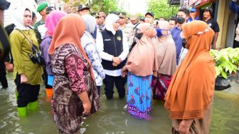 Kunjungi Warga yang Kebanjiran, Gubernur Khofifah Minta Pemprov Jatim dan Pemkab Lamongan Tangani Pintu Air Kuro