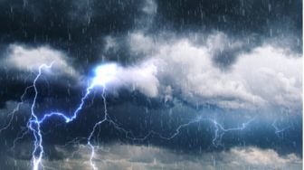 Bacaan Doa Hujan Agar Tidak Bencana, Latin dan Terjemahannya
