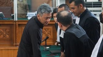 Terdakwa Hendra Kurniawan menjalani sidang putusan atau vonis soal perintangan penyidikan atas kematian Brigadir Nofriansyah Yosua Hutabarat di Pengadilan Negeri Jakarta Selatan, Senin (27/2/2023). [Suara.com/Alfian Winanto]
