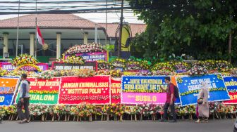 Karangan bunga berjejer di depan Pengadilan saat vonis terdakwa Hendra Kurniawan dan Agus Nurpatria di Pengadilan Negeri Jakarta Selatan, Senin (27/2/2023). [Suara.com/Alfian Winanto]