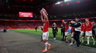 Momen Harry Maguire Ogah Salaman dengan Glazer saat MU Angkat Trofi Carabao Cup 2023