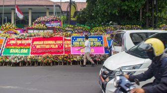 Karangan bunga berjejer di depan Pengadilan saat vonis terdakwa Hendra Kurniawan dan Agus Nurpatria di Pengadilan Negeri Jakarta Selatan, Senin (27/2/2023). [Suara.com/Alfian Winanto]