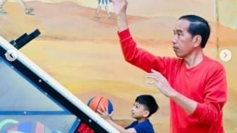 Sering Sentil Gaya Hidup Mewah Pejabat, 2 Cucu Jokowi Malah Kompak Pakai Baju Gucci Saat Jalan di Mal