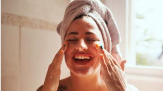5 Rekomendasi Facial Wash Lokal untuk Kulit Kering, Tidak Bikin Ketarik!