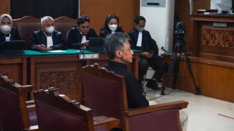 Terdakwa Hendra Kurniawan menjalani sidang putusan atau vonis soal perintangan penyidikan atas kematian Brigadir Nofriansyah Yosua Hutabarat di Pengadilan Negeri Jakarta Selatan, Senin (27/2/2023). [Suara.com/Alfian Winanto]
