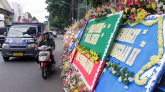 Karangan bunga berjejer di depan Pengadilan saat vonis terdakwa Hendra Kurniawan dan Agus Nurpatria di Pengadilan Negeri Jakarta Selatan, Senin (27/2/2023). [Suara.com/Alfian Winanto]