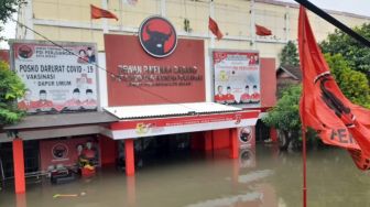 Cuaca Mulai Terang, Begini Penampakan Kantor Banteng Merah di Bekasi yang Masih Terendam Banjir