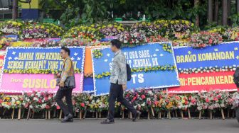 Karangan Bunga Dukung Hendra Kurniawan dan Agus Nurpatria Hiasi PN Jaksel