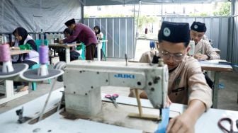 Cetak Generasi Unggul dan Berkualitas, SDG Banten Ajak Santri Kembangkan Skill Menjahit