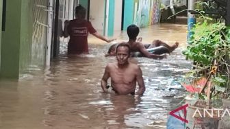 Tolong! Ratusan Korban Banjir Kebon Pala Jaktim Belum Dapat Bantuan Makanan