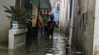 Hujan Deras Guyur Jakarta Hari Ini, 20 RT Terendam Banjir Hingga 33 Orang Mengungsi
