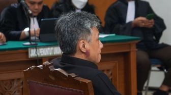 Terdakwa Hendra Kurniawan menjalani sidang putusan atau vonis soal perintangan penyidikan atas kematian Brigadir Nofriansyah Yosua Hutabarat di Pengadilan Negeri Jakarta Selatan, Senin (27/2/2023). [Suara.com/Alfian Winanto]
