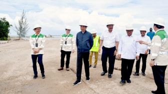 Tinjau Kalimantan Industrial Park Indonesia, Jokowi: Masa Depan Indonesia Ada di Sini