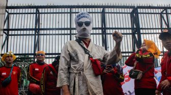 Massa dari sejumlah elemen Buruh, Mahasiswa dan Pekerja saat menggelar aksi demo menolak Perppu Cipta Kerja di depan gedung DPR/MPR RI, Senayan, Jakarta Pusat, Selasa (28/2/2023). [Suara.com/Alfian Winanto]