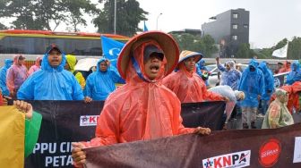 Tak Pantang Diguyur Hujan Deras, Massa Buruh Demo Tolak Perppu Ciptaker Tetap Menyemut di DPR