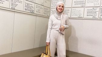 5 Gaya Hijab Aldila Jelita, Dari Model Jadul hingga Leher dan Telinga yang Makin Mengintip