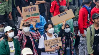 Massa dari sejumlah elemen Buruh, Mahasiswa dan Pekerja saat menggelar aksi demo menolak Perppu Cipta Kerja di depan gedung DPR/MPR RI, Senayan, Jakarta Pusat, Selasa (28/2/2023). [Suara.com/Alfian Winanto]