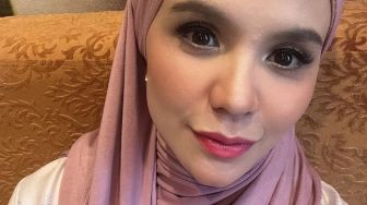 Ngakunya Tak Nikah Ulang Hari Ini, Kenapa Aldila Jelita Dirias Make Up Artis Pernikahan?