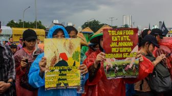 Massa dari sejumlah elemen Buruh, Mahasiswa dan Pekerja saat menggelar aksi demo menolak Perppu Cipta Kerja di depan gedung DPR/MPR RI, Senayan, Jakarta Pusat, Selasa (28/2/2023). [Suara.com/Alfian Winanto]