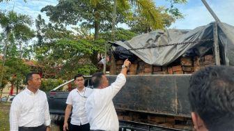 Polda Kepri Tangkap Tiga Pickup Muatan Kayu Ilegal dari Hutan Lingga 