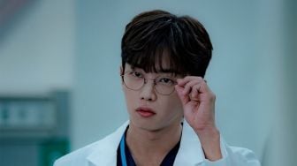 8 Potret Kim Min Seok di Delivery Man, Perankan Dokter Ganteng yang Bikin Klepek-Klepek