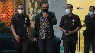 Mantan Kepala Bagian Umum Kantor Wilayah DJP Jakarta Selatan II Rafael Alun Trisambodo (kanan) usai menjalani pemeriksaan di Gedung KPK, Jakarta Selatan, Rabu (1/3/2023). [Suara.com/Alfian Winanto]