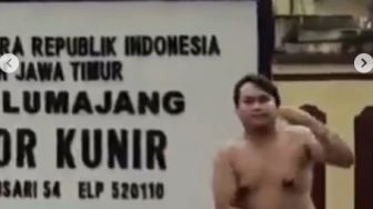 Viral Pria Joget TikTok Telanjang Dada di Depan Polsek Kunir Lumajang Dimintai Klarifikasi