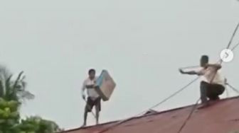 Viral Maling di Pontianak Bertarung dengan Warga di Atap Rumah, Endingnya Masuk RS