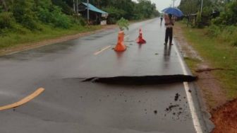 Ruas Jalan Trans Barelang Batam Amblas karena Hujan Deras