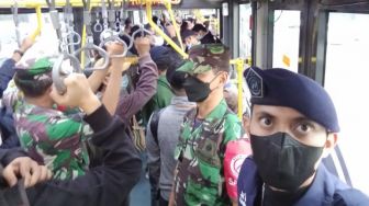 Cegah Pelecehan Seksual, Pasukan TNI Ikut Berdesakan Jaga Penumpang Bus Transjakarta