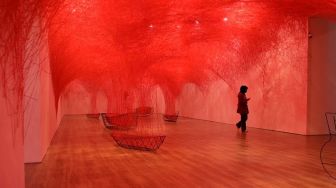Menjelajah Warna-Warni 'The Soul Trembles', Karya Chiharu Shiota yang Dipamerkan di Museum Macan